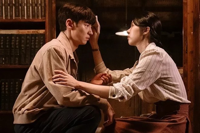 Lí do phim của Lee Je Hoon nổi tiếng dù đối đầu “Nữ hoàng nước mắt”