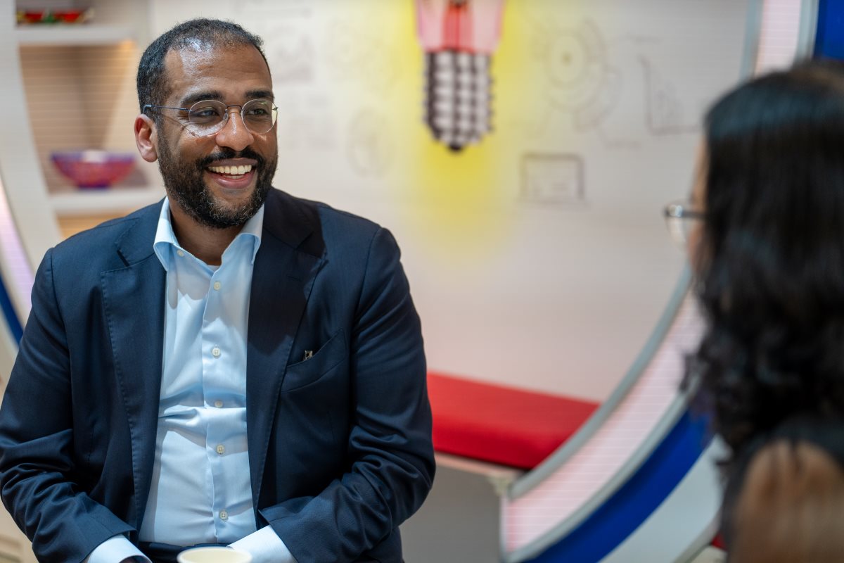 Đại sứ Mỹ tại ASEAN Yohannes Abraham trao đổi với phóng viên Lao Động. Ảnh: Đại sứ quán Mỹ