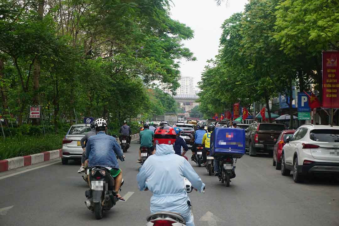 Lượng phương tiện lớn lưu thông qua tuyến đường Ô Chợ Dừa - Hoàng Cầu (Đống Đa, Hà Nội). Ảnh: Nhật Minh