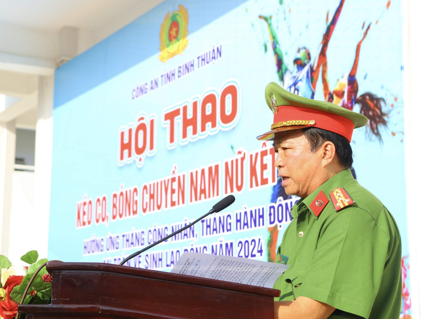 Đại tá Đinh Kim Lập, Phó giám đốc Công an tỉnh Bình Thuận phát biểu khai mạc hội thao. Ảnh: Duy Tuấn