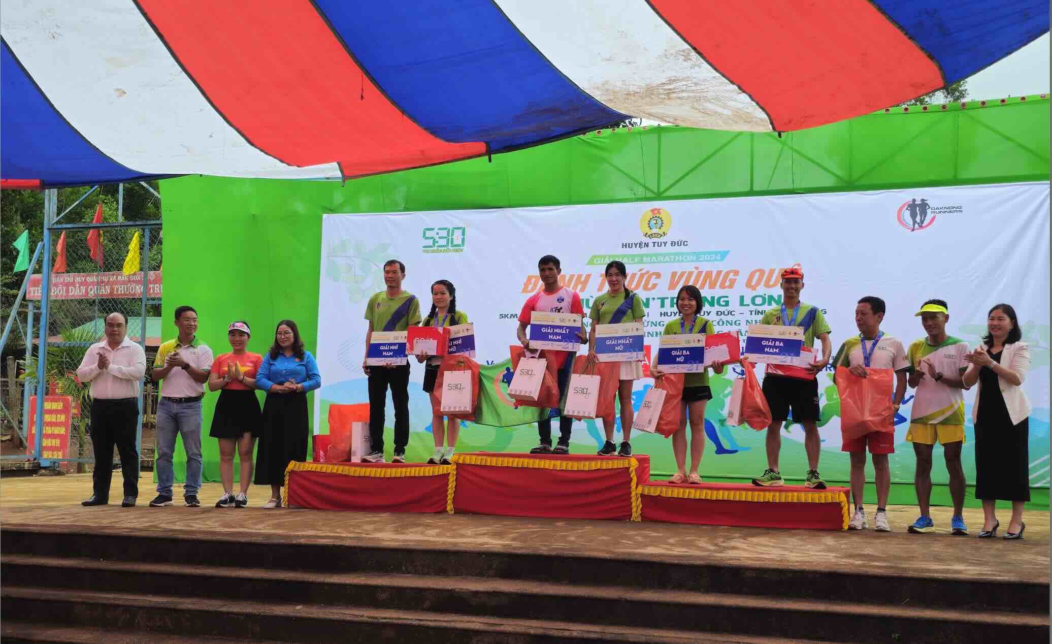 Nhiều vận động viên tham dự đã xuất sắc dành được các giải thưởng cao của giải đấu. ẢNH: PV