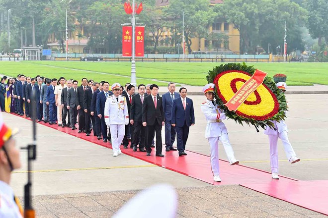 Lãnh đạo Đảng, Nhà nước viếng Chủ tịch Hồ Chí Minh trước kỳ họp thứ 7