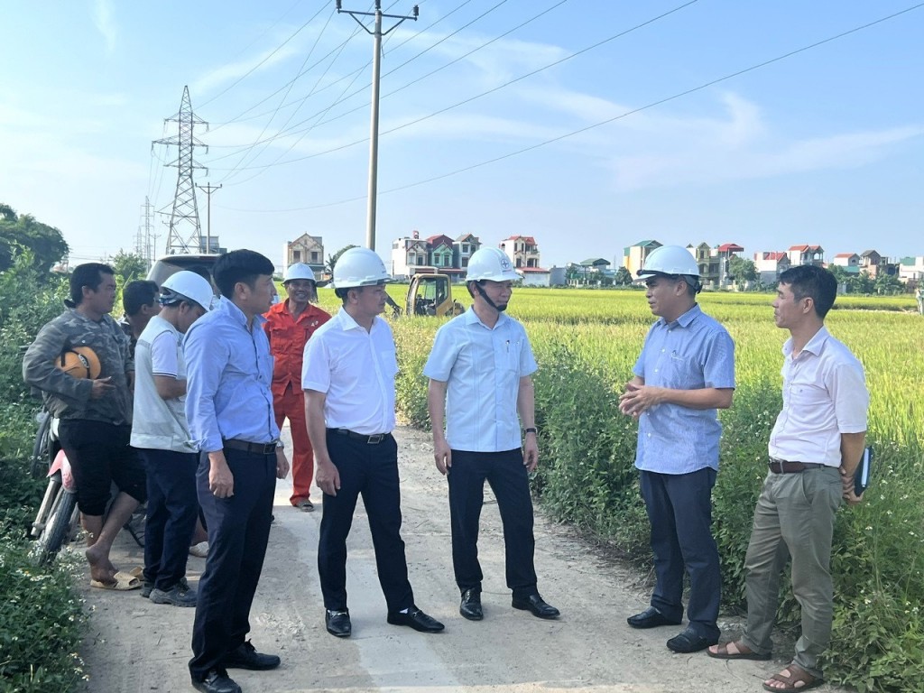 ‘Lực lượng tinh nhuệ’ của EVNHANOI tham gia thi công đường dây 500kV mạch 3