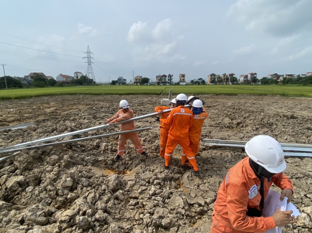 ‘Lực lượng tinh nhuệ’ của EVNHANOI tham gia thi công đường dây 500kV mạch 3