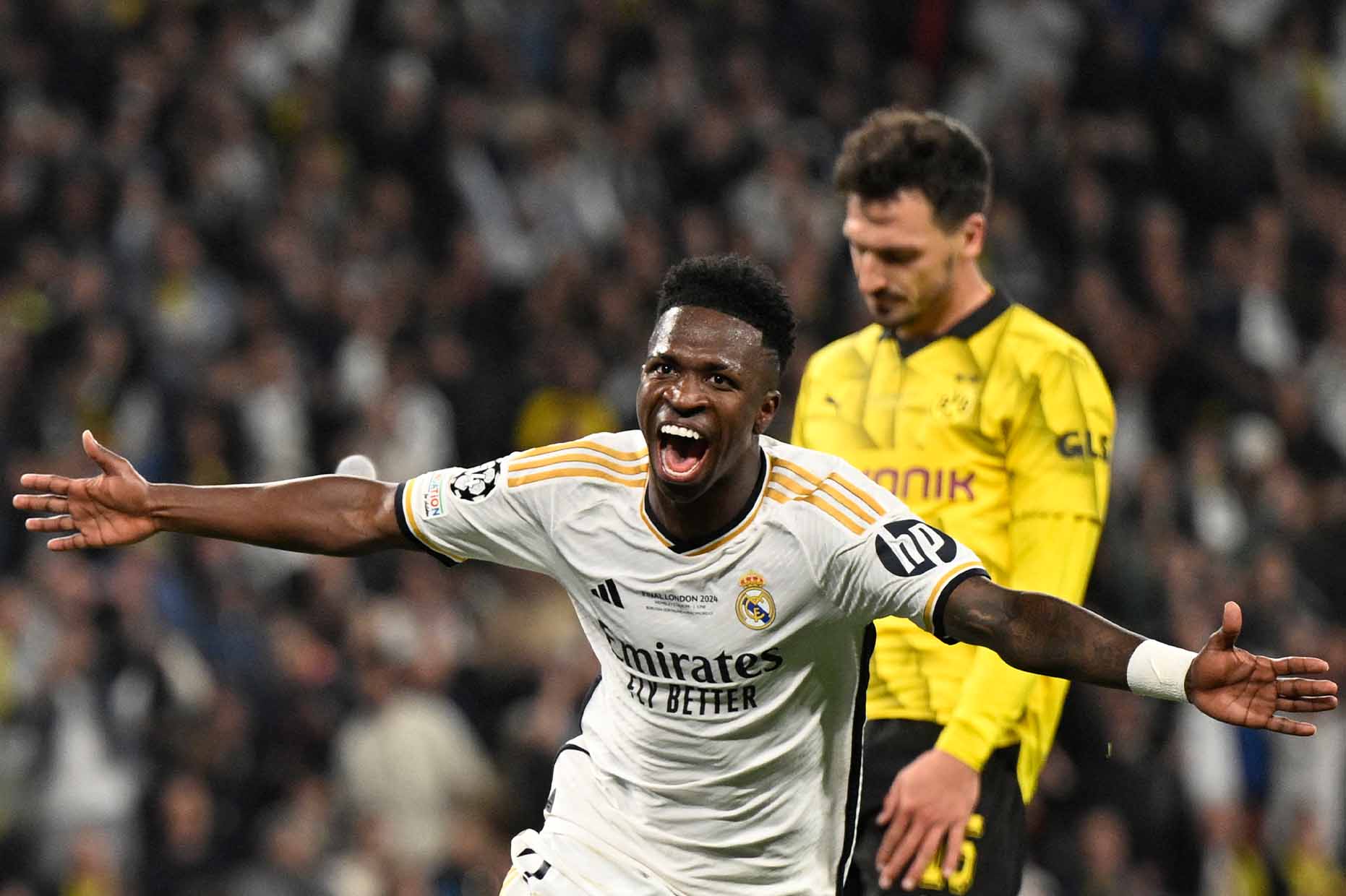 Khoảnh khắc Vinicius nâng tỉ số lên 2-0, Hummels và các cầu thủ Dortmund như chết lặng. Ảnh: AFP