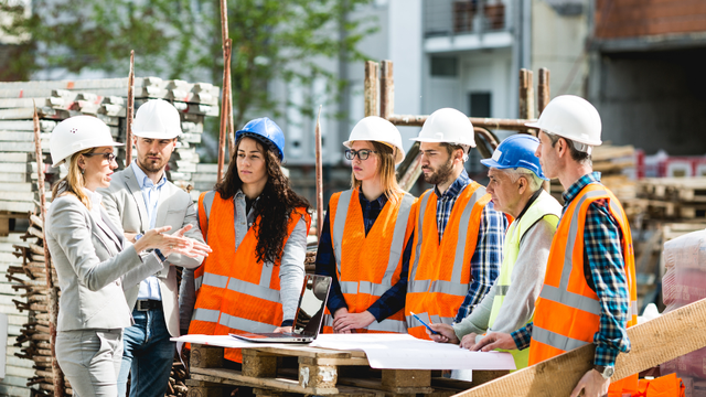 Người trẻ quay sang làm công nhân, thợ hàn, TikToker part-time… vì bằng đại học mất giá, thu nhập văn phòng không bằng dân lao động- Ảnh 1.