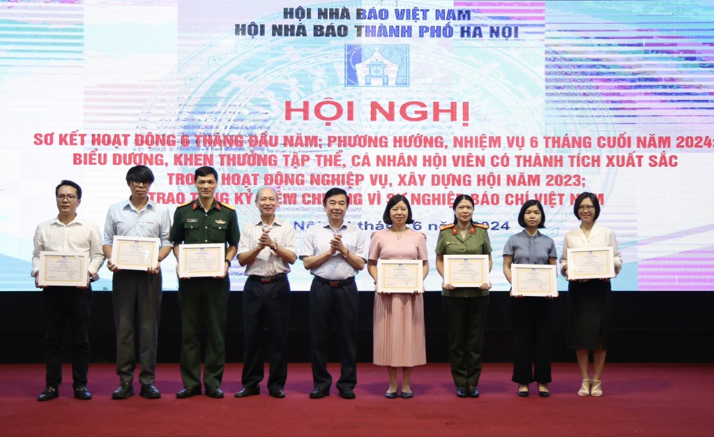 Nhà báo Kiều Thanh Hùng, Phó Chủ tịch Thường trực Hội Nhà báo thành phố và nhà báo Nguyễn Minh Đức, Phó Chủ tịch Hội Nhà báo thành phố, Tổng Biên tập báo Hànộimới trao giấy khen của Hội tới các tập thể tiêu biểu