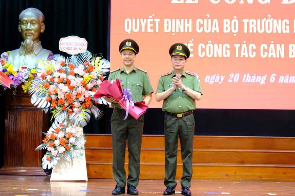 Lãnh đạo Bộ Công an tặng hoa chúc mừng Đại tá Nguyễn Hồng Phong được điều động giữ chức Giám đốc Công an tỉnh Đồng Nai. Ảnh: Công an Hà Tĩnh.