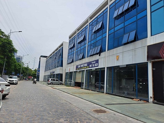 Anh Lê Việt, một nhà đầu tư shophouse cho biết, hiện shophouse đang phải cạnh tranh với rất nhiều loại mặt bằng khác như nhà phố truyền thống, trung tâm thương mại hay các kênh bán hàng online, nhất là trong bối cảnh ngành thương mại điện tử đang phát triển mạnh như hiện nay. Vì vậy, việc tìm khách thuê ngày càng khó khăn.