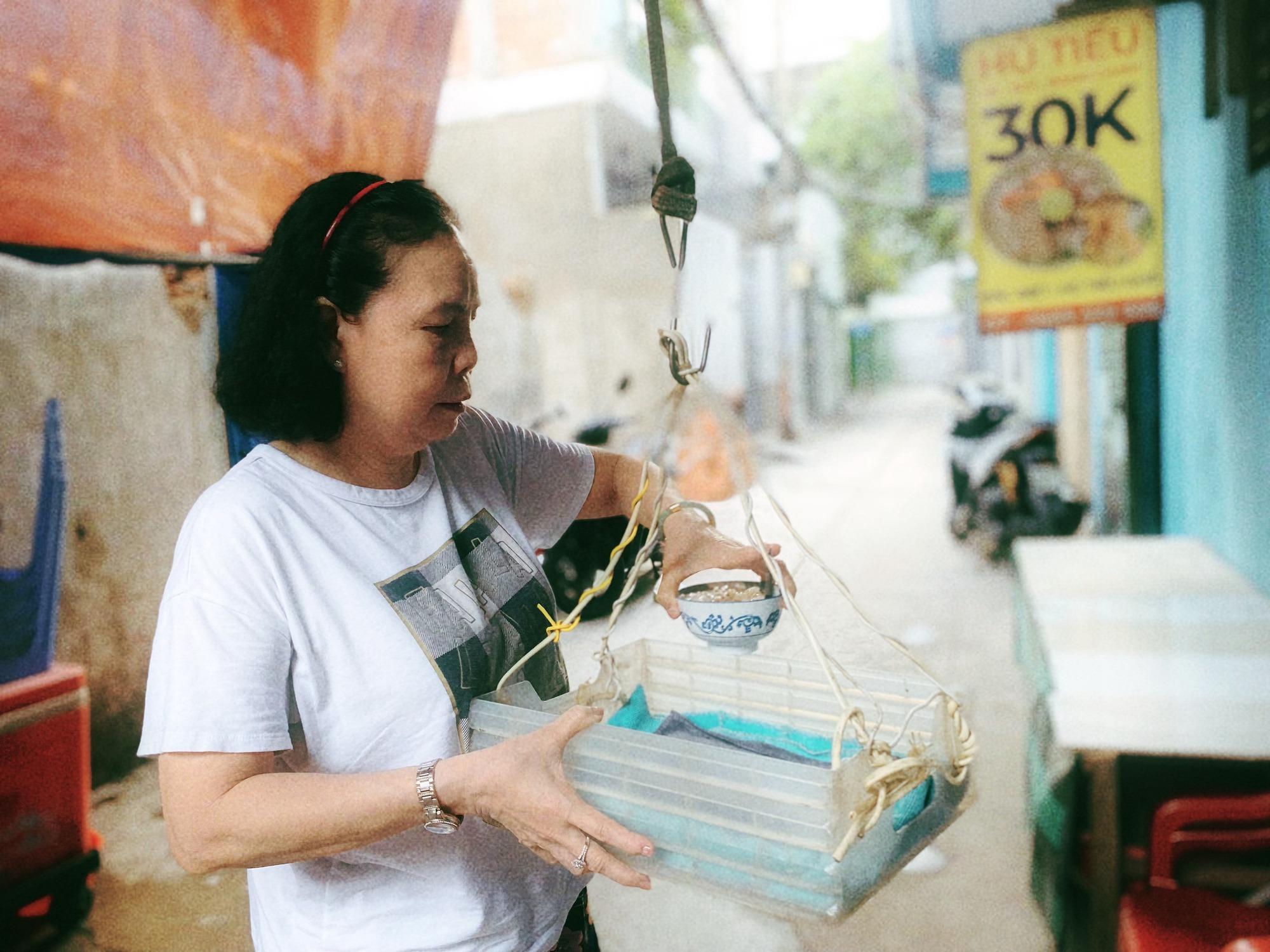 Độc lạ hủ tiếu “thả” ở Sài Gòn: Bà chủ bán cho vui, khách đến tự kéo bàn ghế, dọn dẹp- Ảnh 6.