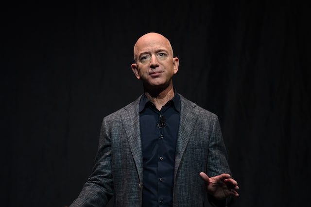 Jeff Bezos ‘xả hàng chốt lời’ 5 tỷ USD sau khi giá cổ phiếu Amazon phá kỷ lục- Ảnh 1.