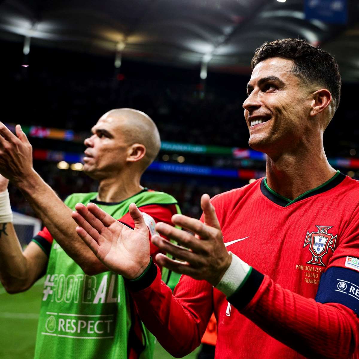 Ronaldo (phải) không ghi được bàn thắng nào tại EURO 2024. Ảnh: FBNV