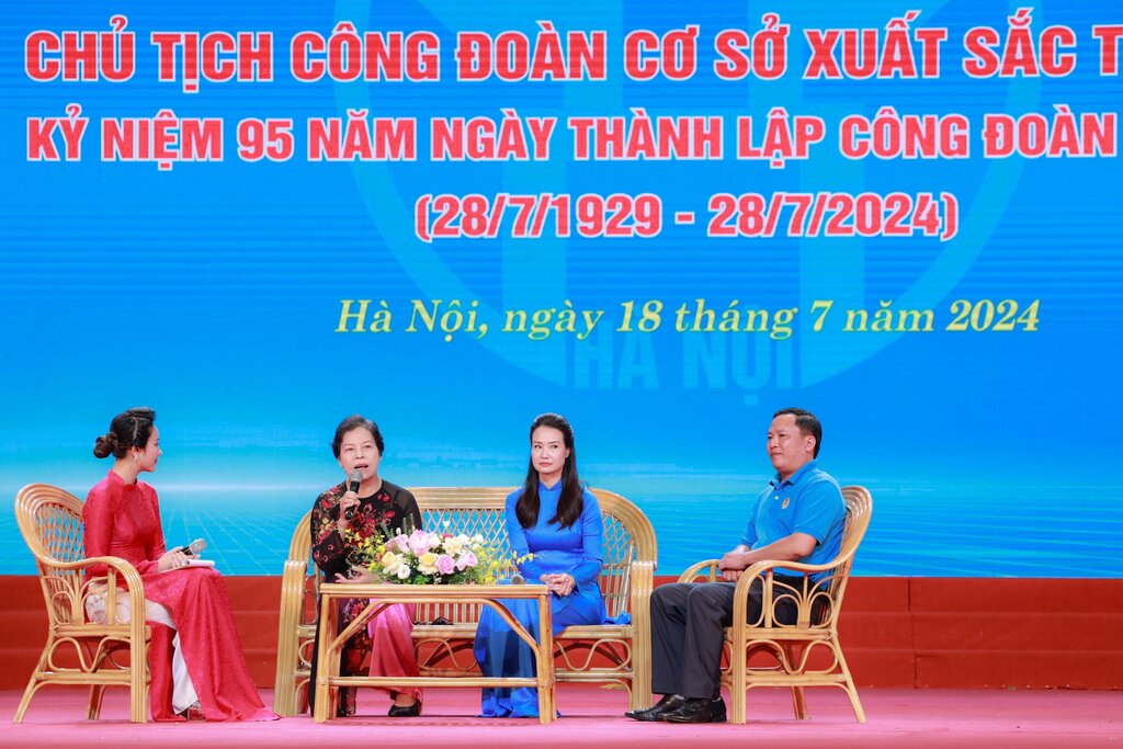 Tọa đàm giữa các thế hệ cán bộ Công đoàn Hà Nội. Ảnh: Hải Nguyễn