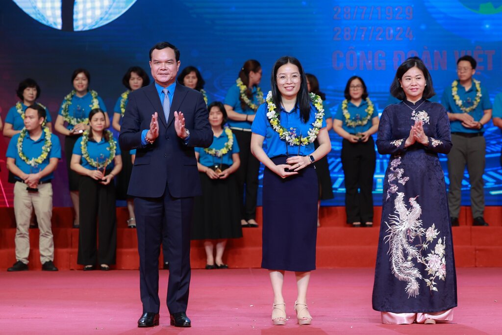 Chủ tịch Tổng LĐLĐVN Nguyễn Đình Khang và Phó Bí thư Thường trực Thành ủy Hà Nội Nguyễn Thị Tuyến trao thưởng cho Chủ tịch Công đoàn cơ sở xuất sắc tiêu biểu. Ảnh: Hải Nguyễn