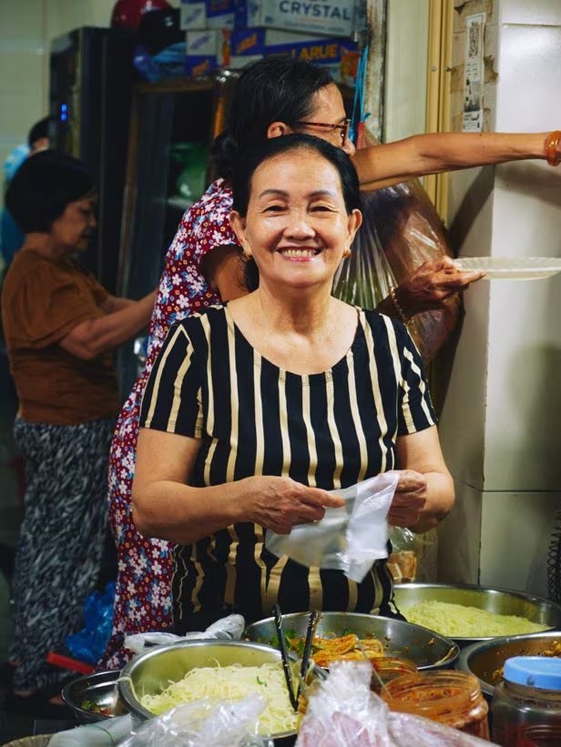 Các quán ăn ở Việt Nam thường đã mở được hàng chục năm, được các “đầu bếp” lớn tuổi quản lí. Ảnh: Chosun