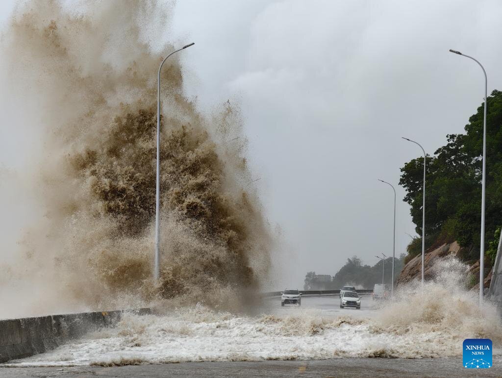 Sóng ập vào bờ ở Phúc Kiến, Trung Quốc ngày 25.7 khi bão Gaemi sắp đổ bộ. Ảnh: Xinhua