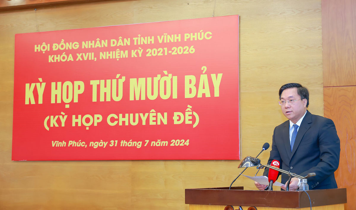 Ngay sau khi được bầu giữ chức Chủ tịch UBND tỉnh nhiệm kỳ 2021-2026, ông Trần Duy Đông đã phát biểu và ra mắt tại kỳ họp. Ảnh: Trà Hương