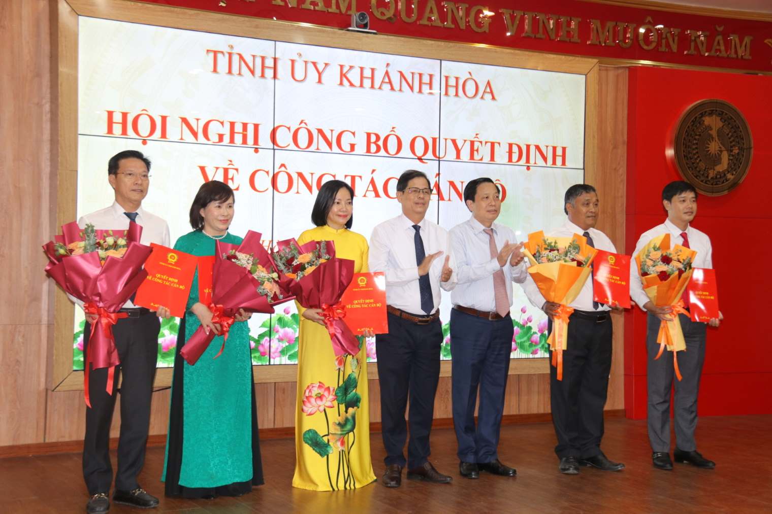 Ông Phan Thanh Liêm (đứng đầu tiên từ trái sang) được Tỉnh ủy Khánh Hòa điều động về LĐLĐ tỉnh Khánh Hòa. Ảnh: Phương Linh