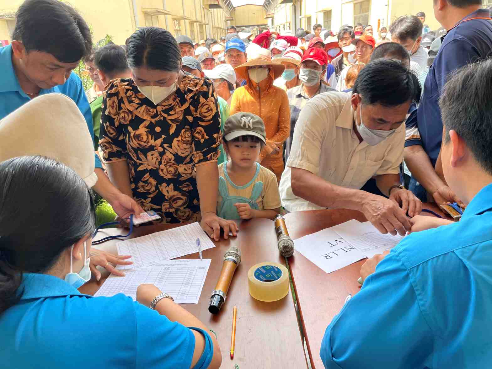 LĐLĐ tỉnh Bình Dương hỗ trợ cho công nhân bị nợ lương. Ảnh: Dương Bình