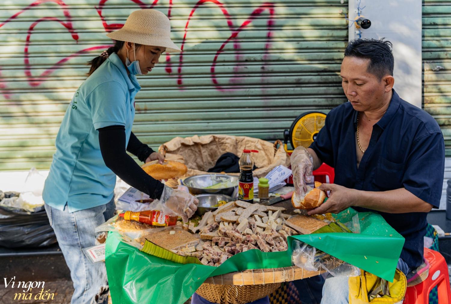 Tiệm bánh mì hơn 70 năm tuổi gắn liền với tuổi thơ của nhiều người Sài Gòn: Từng xác lập Kỷ lục Việt Nam, mỗi sáng nhẹ nhàng bán 500 ổ- Ảnh 1.