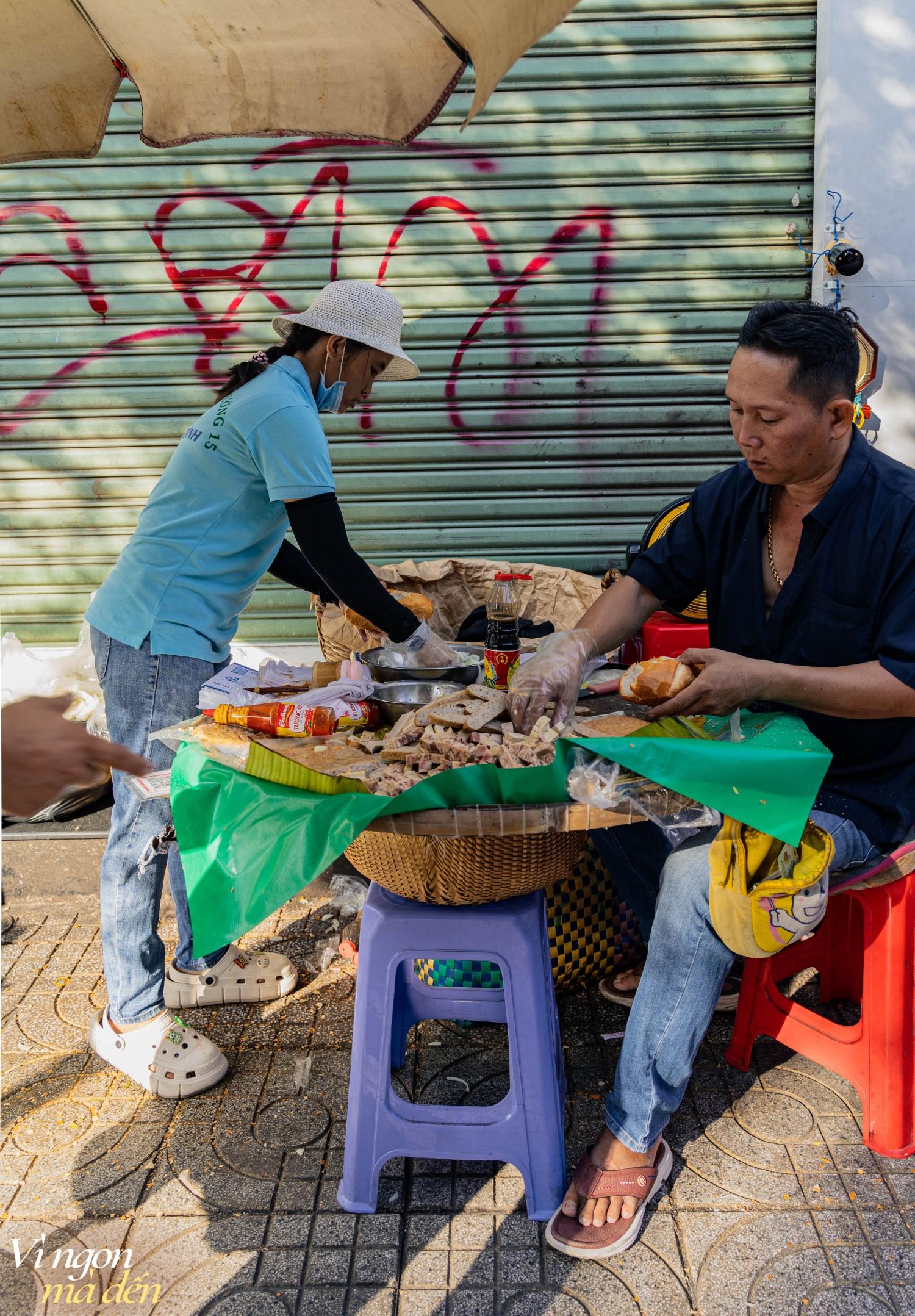 Tiệm bánh mì hơn 70 năm tuổi gắn liền với tuổi thơ của nhiều người Sài Gòn: Từng xác lập Kỷ lục Việt Nam, mỗi sáng nhẹ nhàng bán 500 ổ- Ảnh 18.