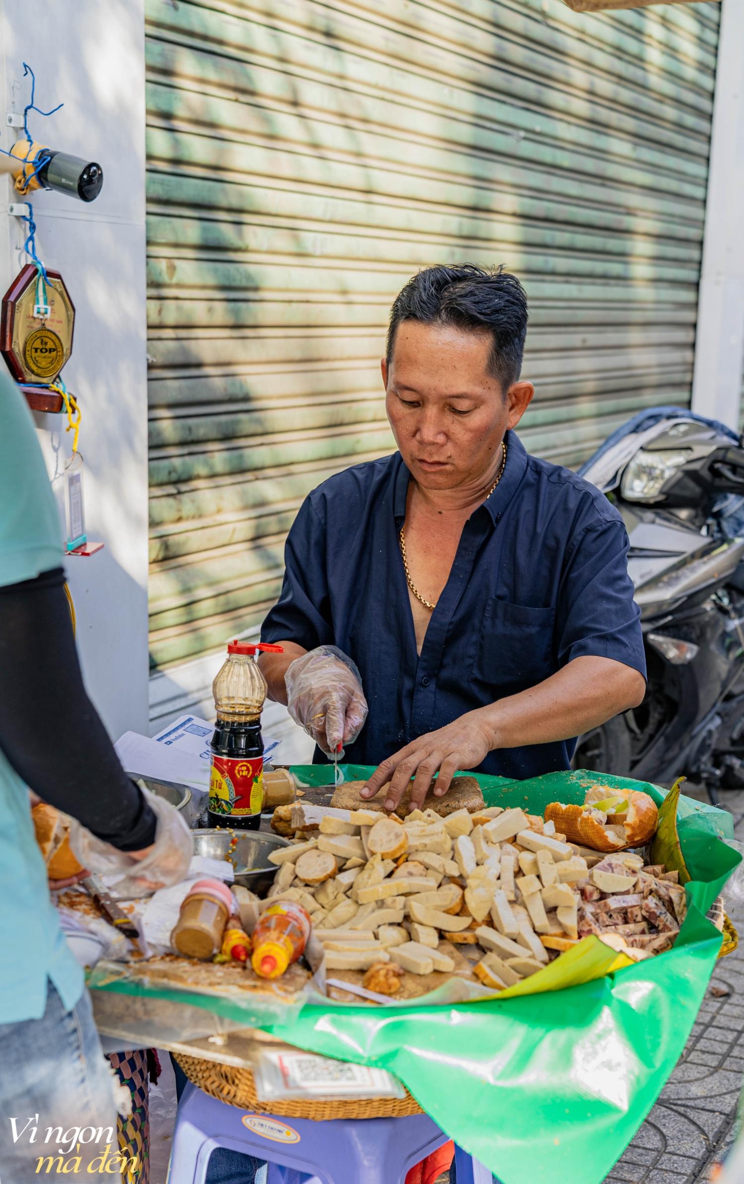 Tiệm bánh mì hơn 70 năm tuổi gắn liền với tuổi thơ của nhiều người Sài Gòn: Từng xác lập Kỷ lục Việt Nam, mỗi sáng nhẹ nhàng bán 500 ổ- Ảnh 16.