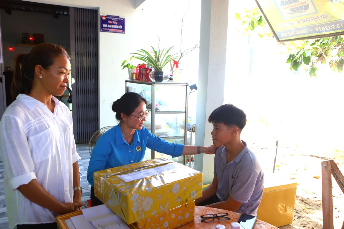 Động viên con của chị Trang cố gắng học tập để vượt qua hoàn cảnh khó khăn. Ảnh: Duy Tuấn