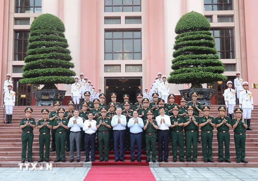 Tổng Bí thư, Chủ tịch nước Tô Lâm - Bí thư Quân ủy Trung ương, Thủ tướng Chính phủ Phạm Minh Chính và các đại biểu cùng các đồng chí Ban Thường vụ Quân ủy Trung ương chụp ảnh chung. Ảnh: Trí Dũng/TTXVN