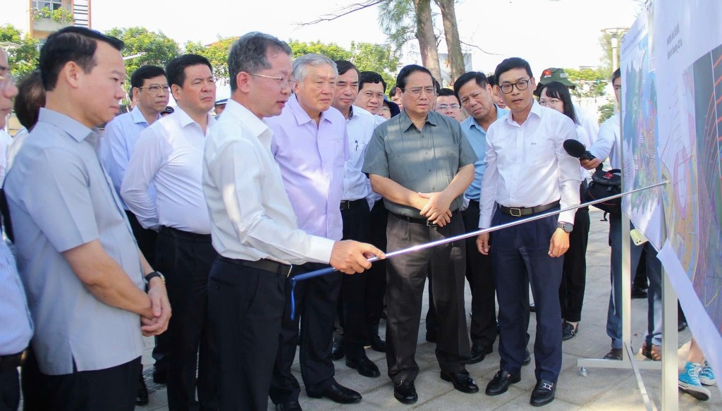 Thủ tướng Chính phủ Phạm Minh Chính nghe Bí thư Thành ủy Đà Nẵng Nguyễn Văn Quảng báo cáo về dự án nghiên cứu lấn biển phục vụ khu dịch vụ thương mại tự do (Ảnh danang.gov)