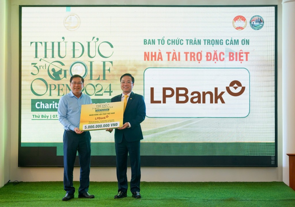 Đại diện LPBank, ông Hoàng Văn Phúc – Phó Tổng Giám đốc trao tặng biểu trưng số tiền 5 tỷ đồng cho Quỹ vì người nghèo của thành phố Thủ Đức