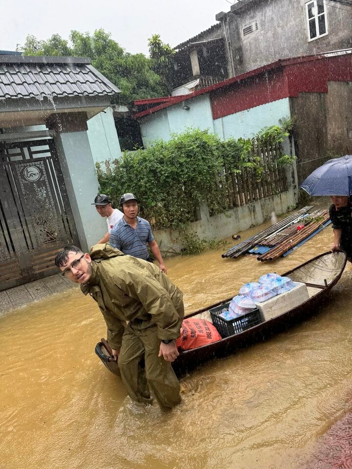 Những khách Tây xông xáo cứu trợ, tiếp tế người dân Việt trong vùng bão lũ- Ảnh 2.