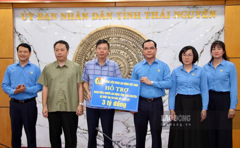 Chủ tịch Tổng LĐLĐ Việt Nam trao hỗ trợ 3 tỉ đồng cho tỉnh Thái Nguyên. Ảnh: Việt Bắc