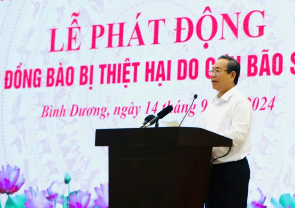 Ông Nguyễn Văn Dành đọc Lời kêu gọi “Toàn dân ủng hộ đồng bào các tỉnh bị thiệt hại do bão số 3 gây ra” của Ủy ban MTTQ Việt Nam tỉnh Bình Dương. (Ảnh: Hồng Thuận_