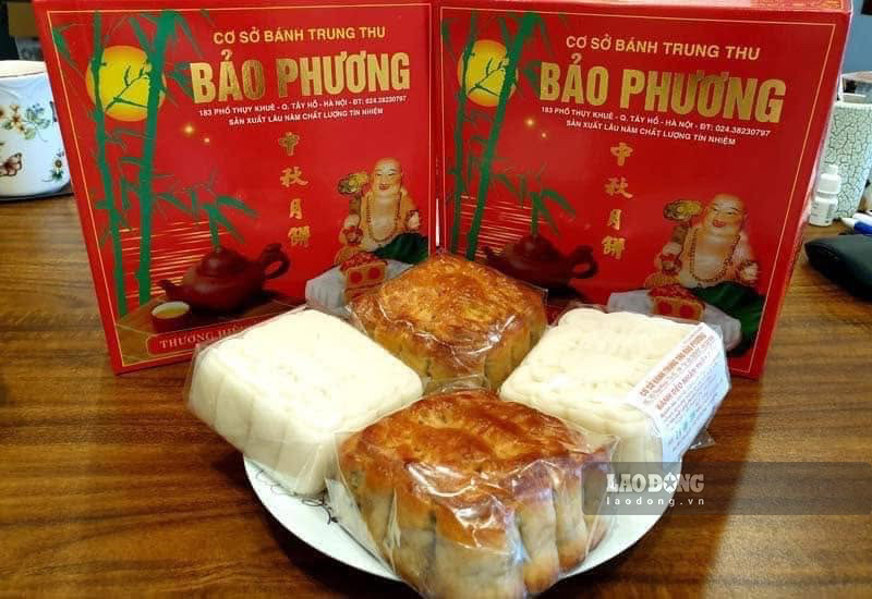 Một hộp bánh Trung thu truyền thống thường bán theo một cặp bánh nướng và bánh dẻo; hay một hộp bốn chiếc nhiều hương vị tùy sở thích của thực khách. Ảnh: Phương Anh