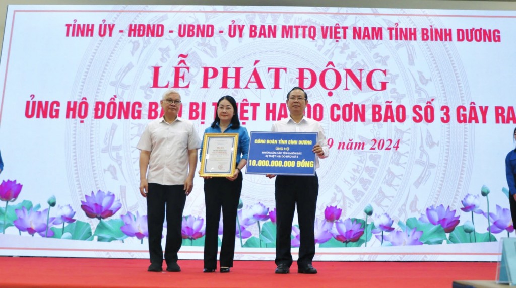 Công đoàn tỉnh Bình Dương ủng hộ 10 tỷ đồng. (Ảnh: Hồng Thuận)