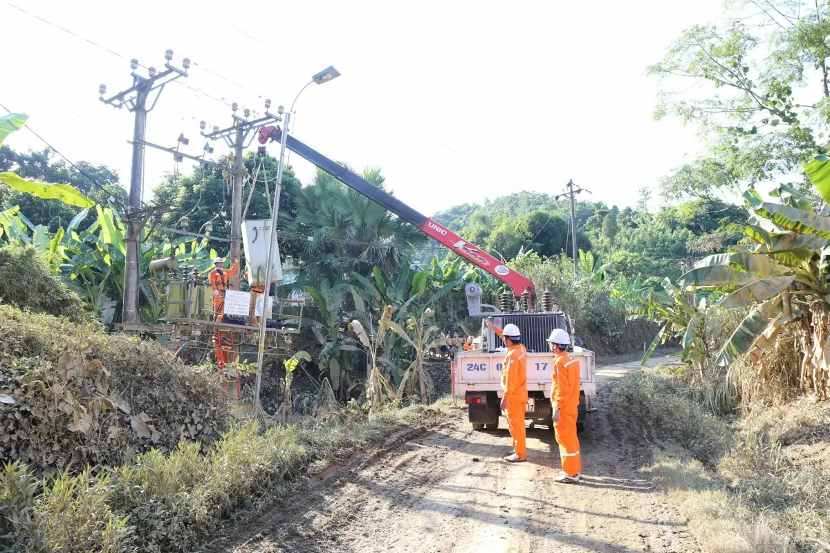 Ghi chép từ vùng lũ lụt: Dũng cảm vượt lên, hết mình vì dòng điện sáng