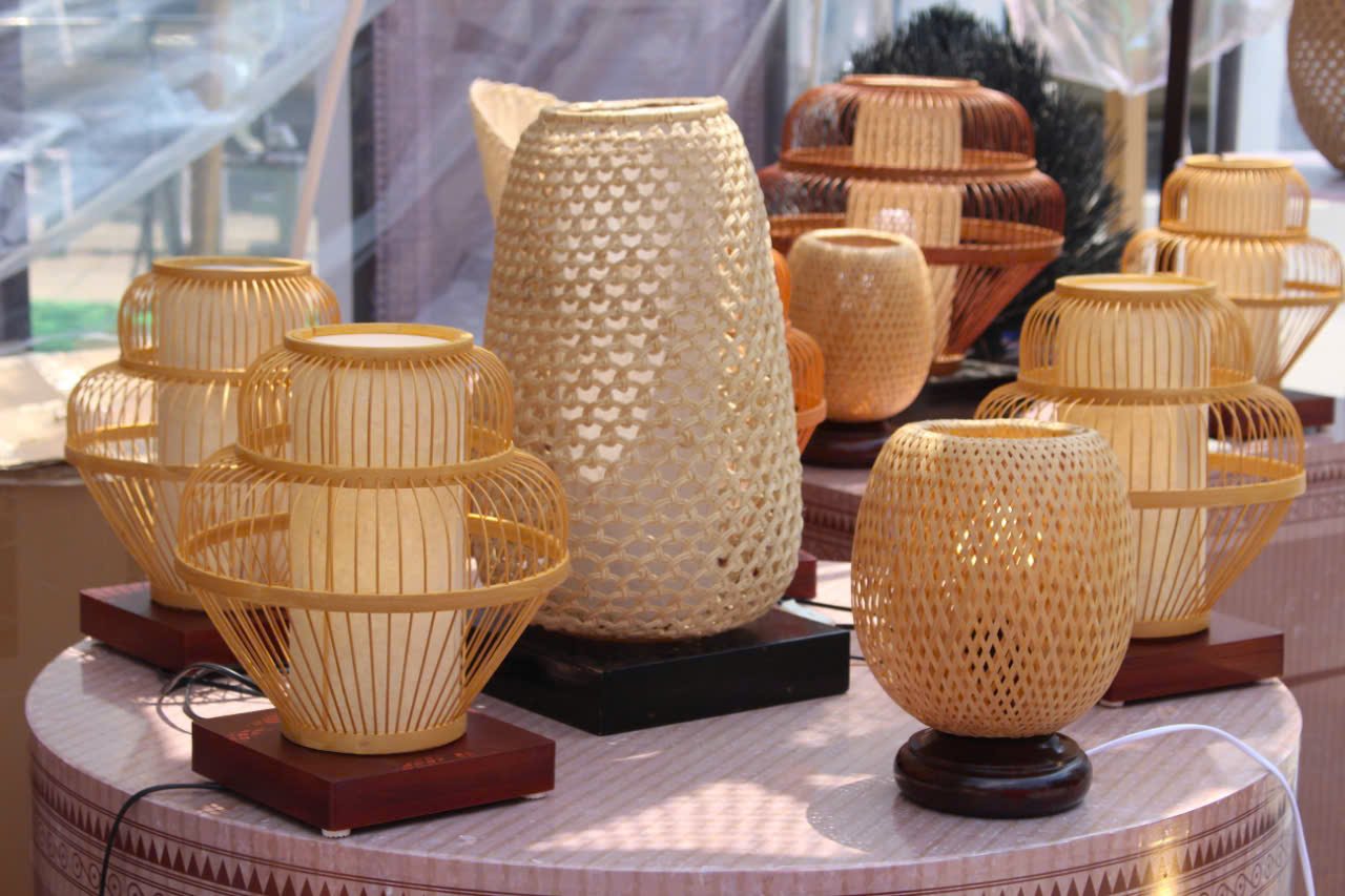 Nhiều gian hàng trưng bày các sản phẩm thủ công mỹ nghệ tinh xảo giúp người dân được tìm hiểu những giá trị tiêu biểu của làng nghề Hà Nội như: Gốm sứ Bát Tràng, sơn mài Hạ Thái, mây tre đan Phú Vinh; mỹ nghệ kim hoàn Châu Khê; điêu khắc gỗ Quốc Oai; lụa Vạn Phúc…