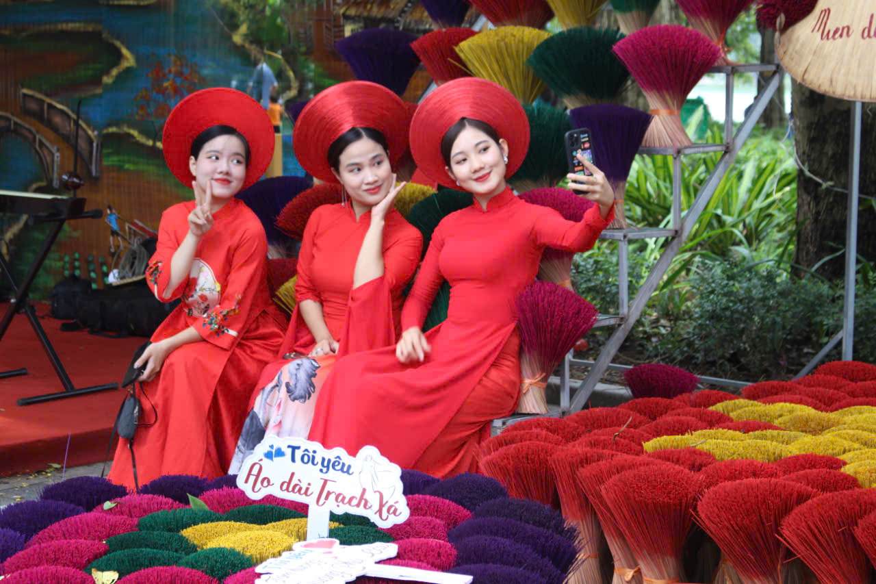 Ngoài ra, Festival Thu Hà Nội 2024 còn có nhiều không gian văn hóa, sáng tạo, giới thiệu các địa điểm du lịch nổi tiếng của Hà Nội được hấp dẫn nhiều khách du lịch chụp ảnh: mô hình “Cột cờ Hà Nội”, “Ga Hàng Cỏ - Chuyến tàu lịch sử”, “Ô Quan Chưởng” “Vườn ánh sáng”; những tiểu cảnh giới thiệu các điểm đến du lịch hấp dẫn vào mùa thu, như: Cầu Long Biên, phố cổ Hà Nội.