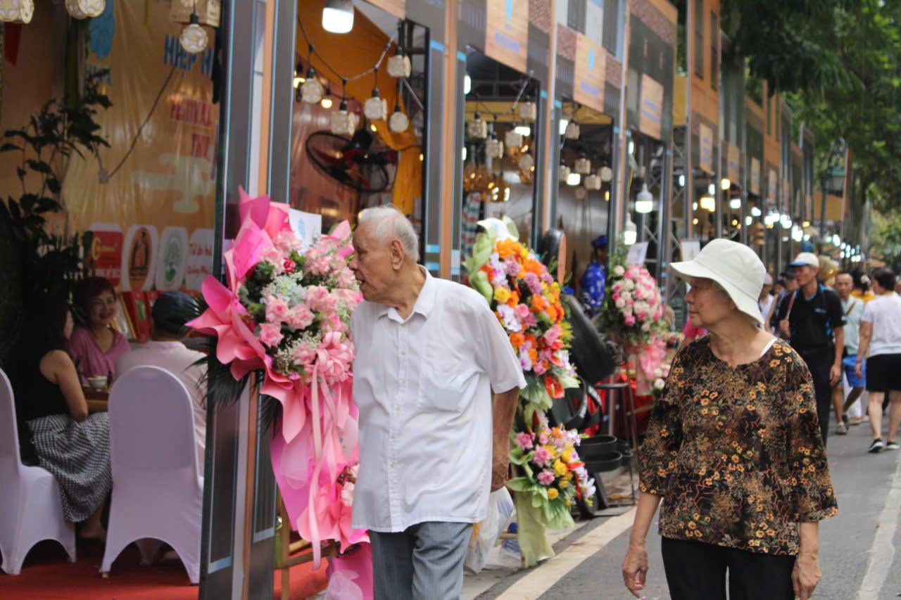 Festival Thu Hà Nội năm 2024 sẽ diễn ra đến hết ngày 22-9 với nhiều hoạt động đặc sắc khác, hứa hẹn đem lại trải nghiệm mùa thu Hà Nội trọn vẹn cho người dân và du khách Thủ đô: chương trình nghệ thuật “Thu hoan ca”; hoạt động trải nghiệm “Hà Nội - nhịp sống thanh xuân”; hoạt động trải nghiệm quảng diễn ẩm thực hấp dẫn…