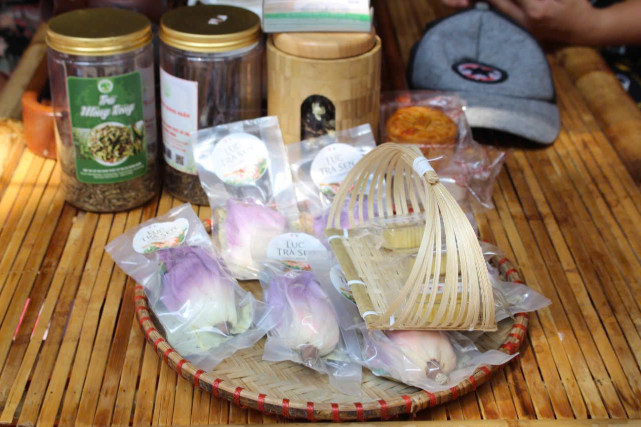 Không gian giới thiệu ẩm thực Hà Nội diễn ra tại khu vực Cung Thiếu Nhi - phố Lý Thái Tổ với các món ăn truyền thống gói trọn hương vị mùa thu Hà Nội thu hút lượng lớn du khách thưởng thức. Cốm làng Vòng, bánh cốm Hàng Than, trà sen Tây Hồ, cà phê phố cổ...là những món ăn đang được “săn đón” trong hành trình khám phá bản đồ ẩm thực mùa thu Hà Nội của khách du lịch.