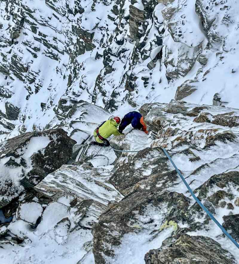 Cuộc giải cứu diễn ra trong 14 tiếng ở địa hình khó khăn. Ảnh: Air Zermatt