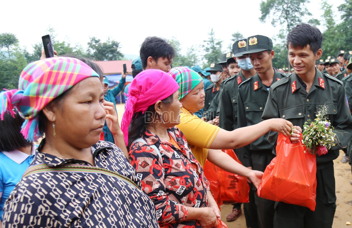 Bí thư thôn Nậm Tông vừa phát biểu vừa nức nở trước giây phút chia tay lực lượng cứu hộ: Ai nghe cũng trực trào nước mắt- Ảnh 2. Bí thư thôn Nậm Tông vừa phát biểu vừa nức nở trước giây phút chia tay lực lượng cứu hộ: Ai nghe cũng trực trào nước mắt- Ảnh 2.