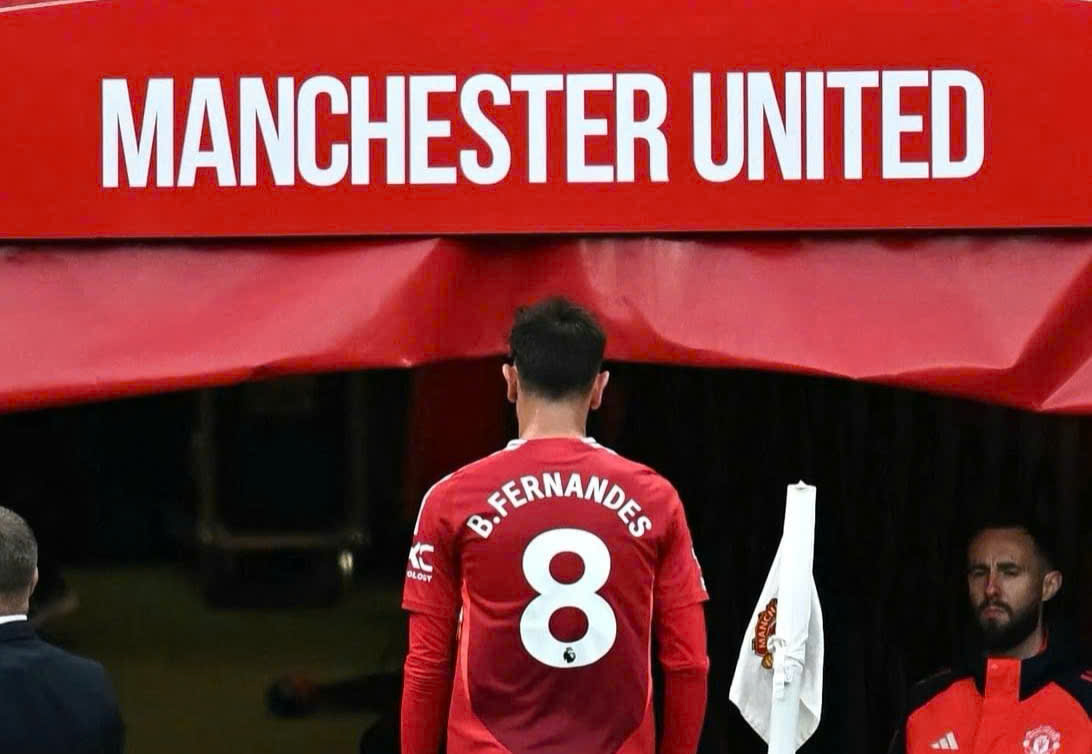 Khoảng khắc Bruno Fernandes bị đuổi khỏi sân.  Ảnh: MUFC