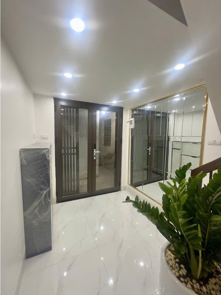 Tầng 1 được trang bị một chiếc gương lớn để “cơi nới” diện tích. Ảnh: Nguyễn Hùng
