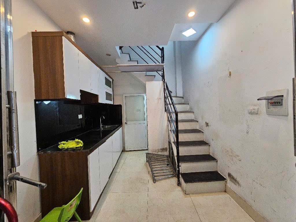 Cận cảnh căn nhà 12m2 tại Lạc Long Quân có giá hơn 2 tỉ. Ảnh: Nguyễn Hải.