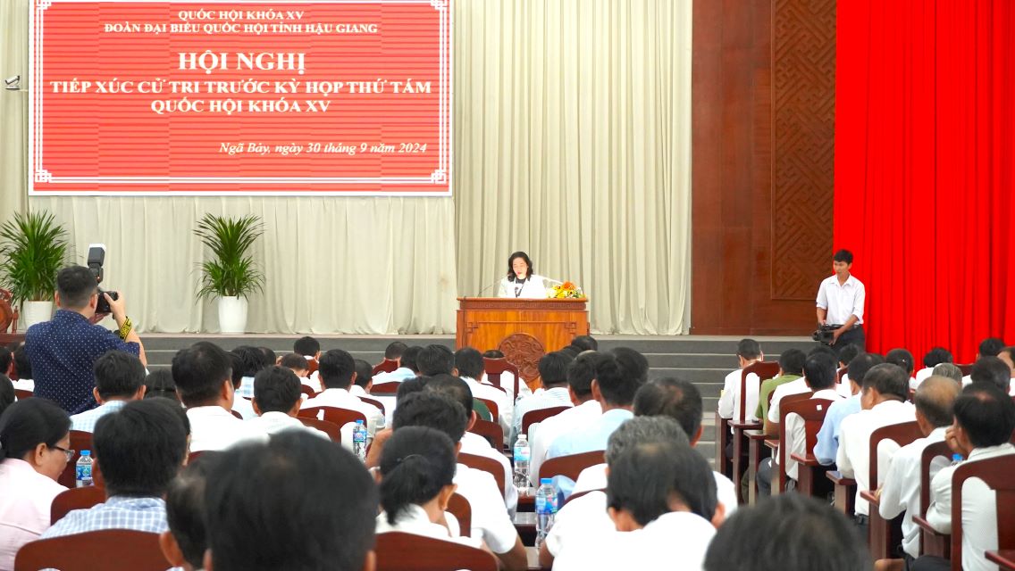 Phó Trưởng đoàn phụ trách Đoàn ĐBQH tỉnh Hậu Giang Lê Thị Thanh Lam báo cáo kết quả kỳ họp. Ảnh: Tạ Quang