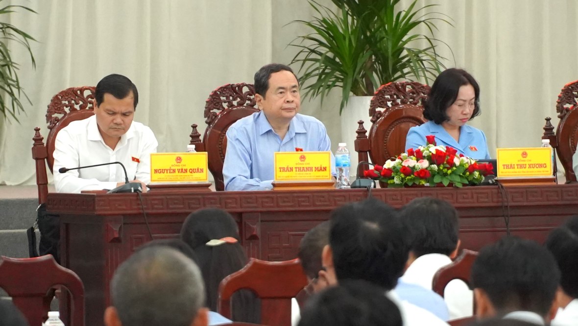 Chủ tịch Quốc hội Trần Thanh Mẫn lắng nghe ý kiến cử tri. Ảnh: Tạ Quang