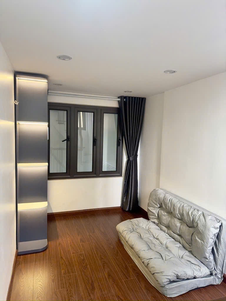 Không gian tầng 2 phù hợp để tiếp khách hoặc làm việc. Ảnh: Nguyễn Hùng