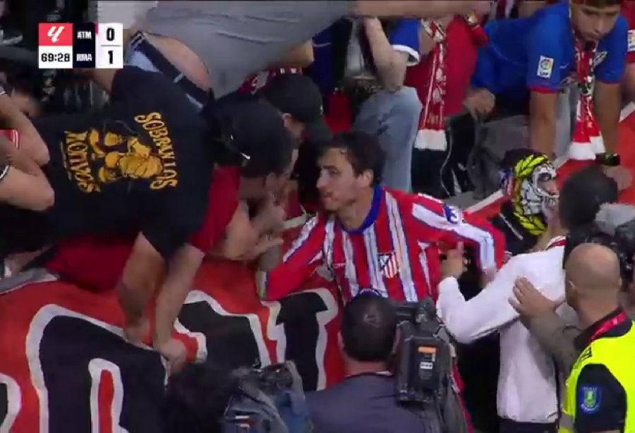 Cổ động viên chủ nhà còn ném cả một túi phân về phía thủ môn Thibaut Courtois. Ảnh: Cắt từ video