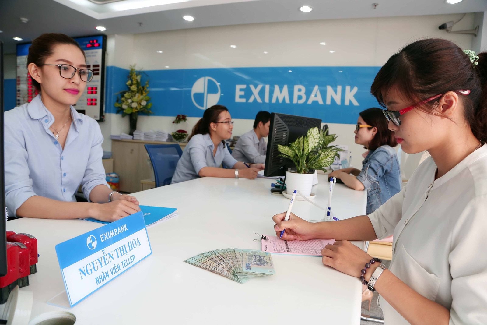 Eximbank lần đầu tiên trong lịch sử họp Đại hội đồng cổ đông ở Hà Nội, bàn chuyện đổi trụ sở chính- Ảnh 1.